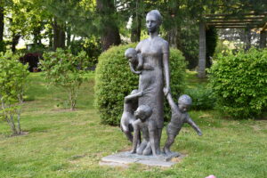 Maternité aux 4 enfants, 1980